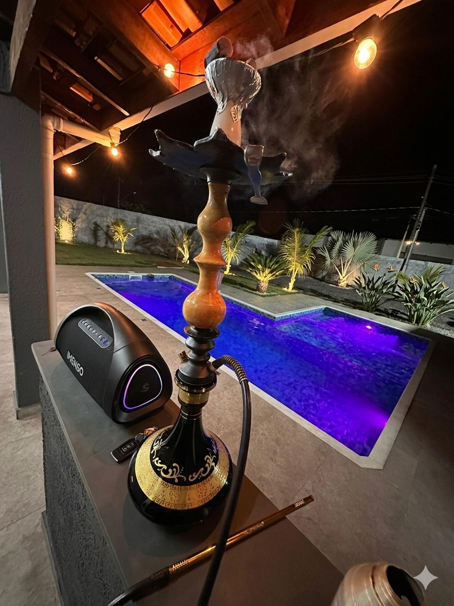 Piscina iluminada à noite